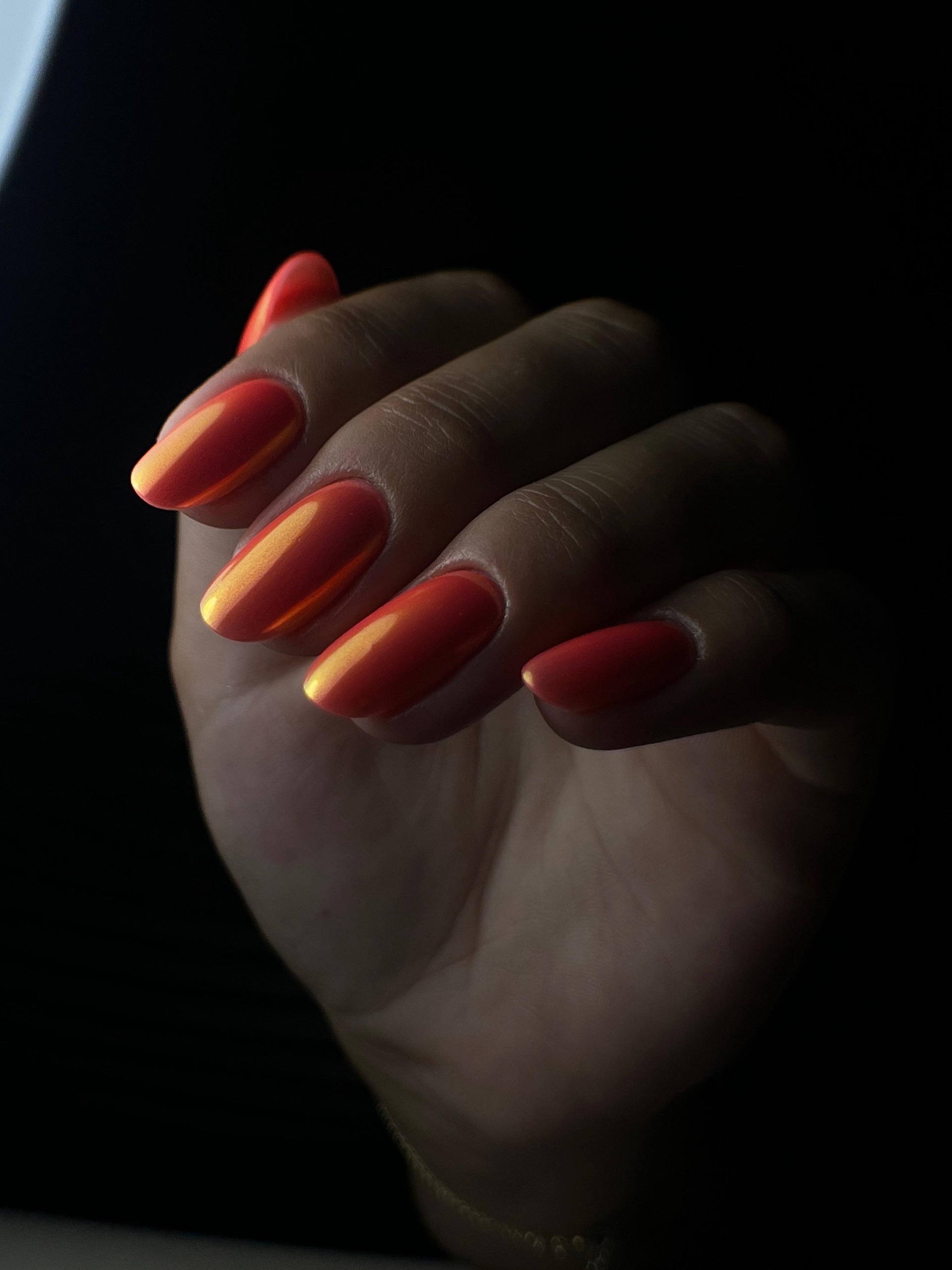 Oranjerode glanzende amandelvormige nagels